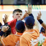  Jakub Menšík se po zápase zdraví se sběrači tenisových míčků.