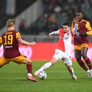 Slávista Christos Zafeiris se snaží projít přes Marcela Čermáka z Dukly.