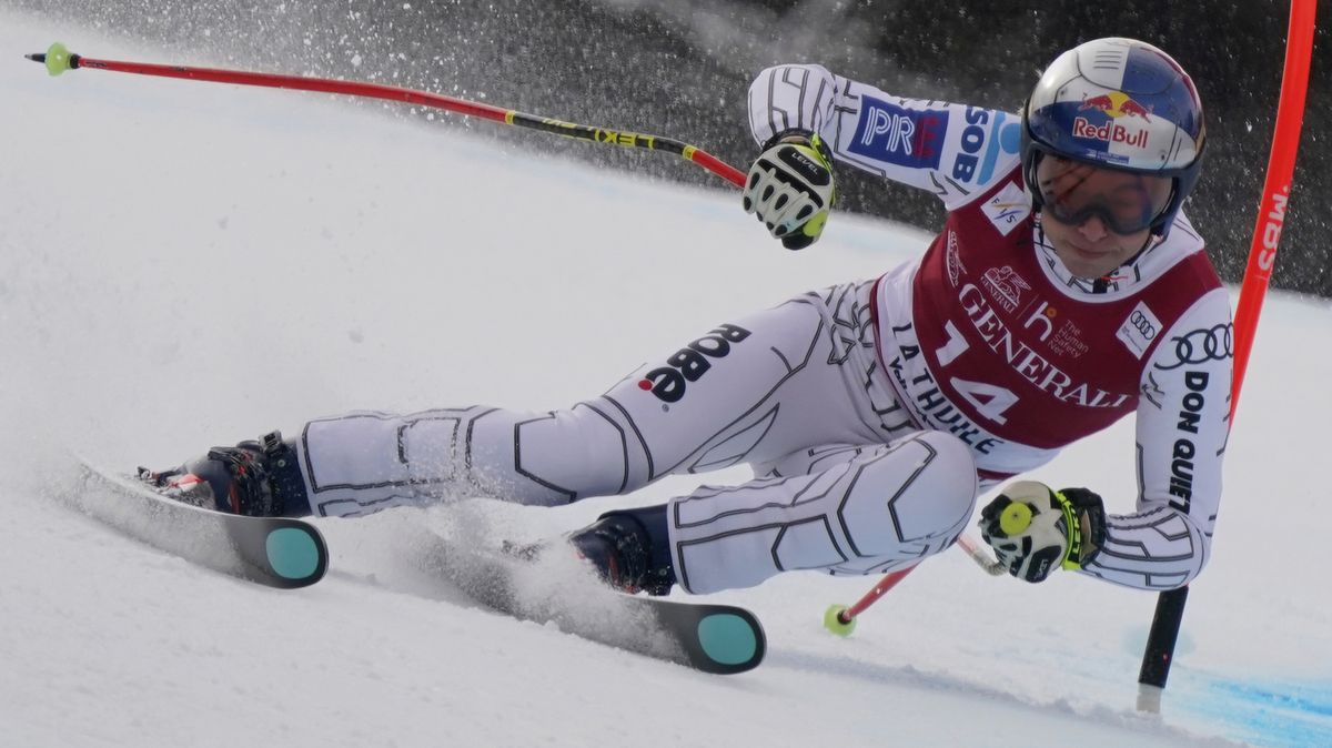 Trať od trenéra a loučení s lyžemi. Ledecká se ale do elitní desítky nevešla