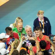 Po skončení zápasu běžel Jakub Menšík za svými rodiči, kteří jej podporovali z hlediště. (Na snímku stojí vedle tenisty jeho otec.)