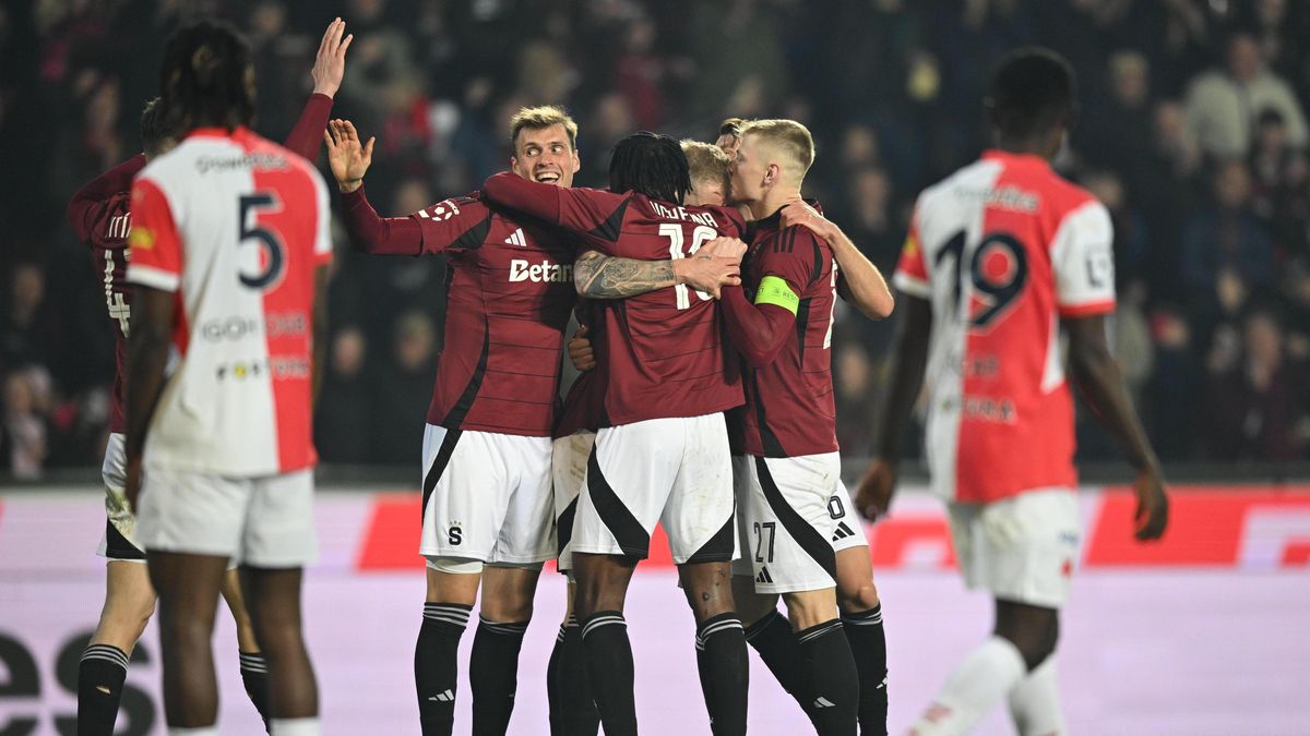 Vypjaté derby zvládla Sparta. Slavia dohrála v deseti a bez zraněného Dioufa