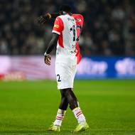 Zraněný El Hadji Malick Diouf ze Slavie opouští hřiště.