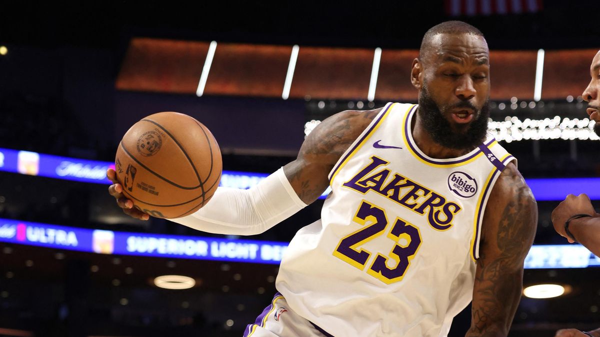 James zůstal bod od dalšího milníku, s Lakers ale znovu slavil výhru v derby