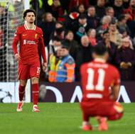 Liverpoolský Curtis Jones po neproměněné penaltě v rozstřelu proti PSG