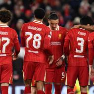 Zklamaný Darwin Nunez mezi spoluhráči z Liverpoolu po neproměněné penaltě v rozstřelu proti PSG