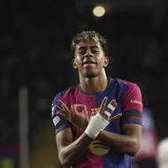 Barcelonský Lamine Yamal se raduje z gólu proti Benfice. 