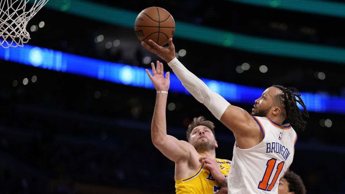 Dončič s Jamesem dotáhli Lakers k vítězství nad Knicks v prodloužení