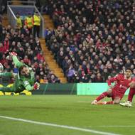 Brankář PSG Gianluigi Donnarumma při zákroku během odvety Ligy mistrů proti Liverpoolu