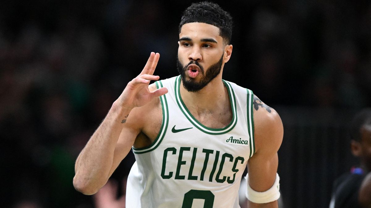 Boston porazil díky Tatumovi Lakers, LeBron se zranil