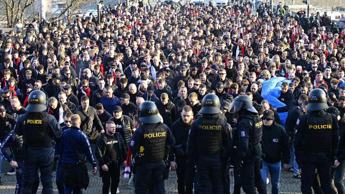 Klíčová schůzka pro fotbal. Ve Sněmovně řešili konflikty fanoušků s policisty