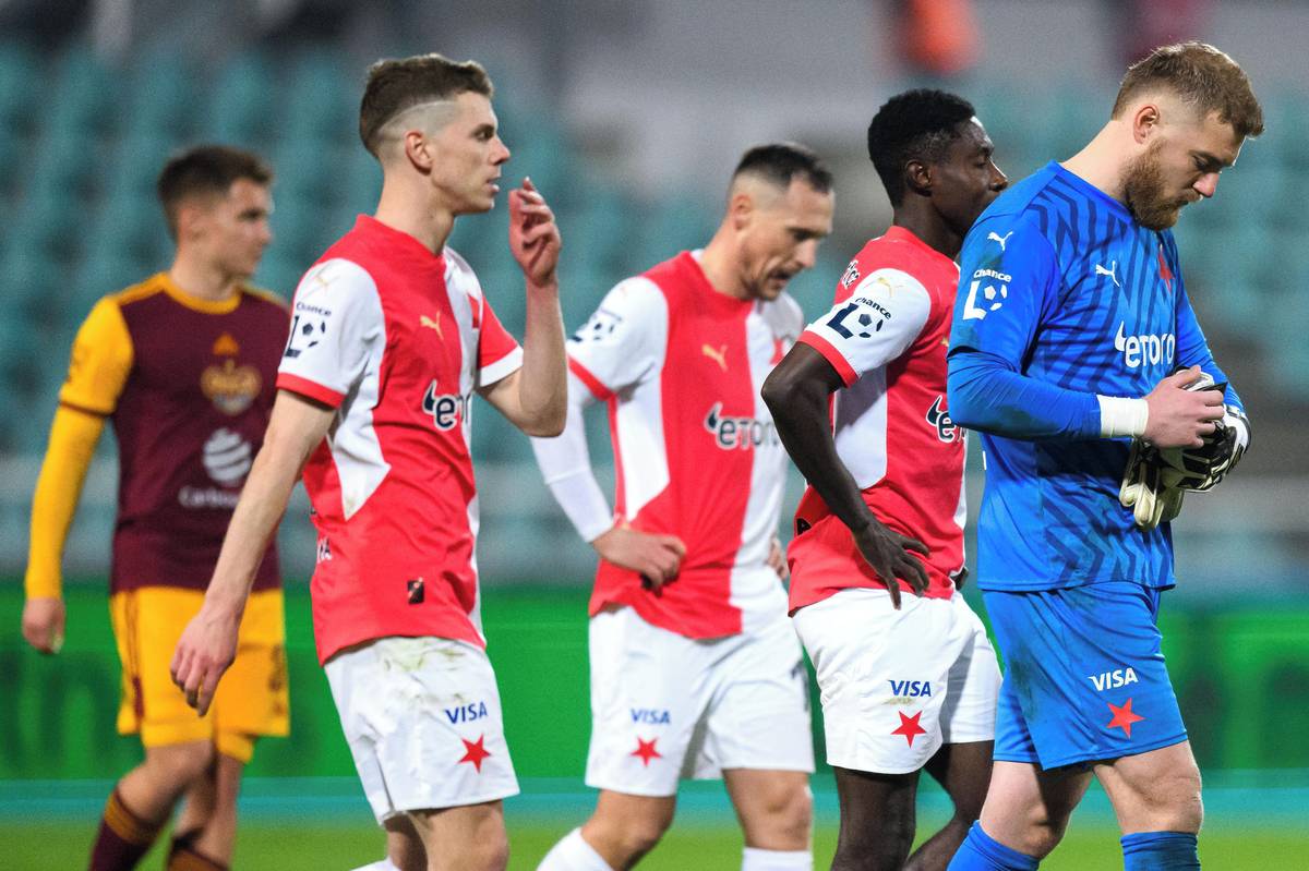Zklamaní fotbalisté Slavie (zleva) David Douděra, Jan Bořil, Oscar Dorley a Jindřich Staněk.