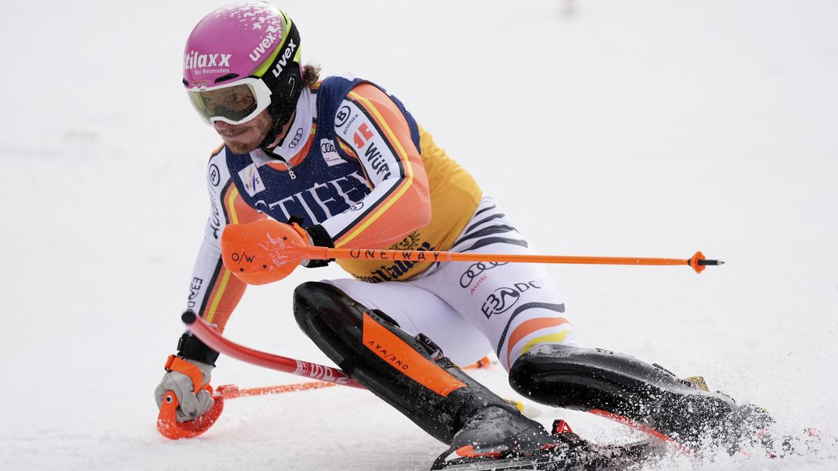 Vteřina hrůzy. Lyžař ve finále SP na nečekanou překážku nereagoval