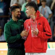 Vítěz turnaje Jakub Menšík s poraženým Novakem Djokovičem