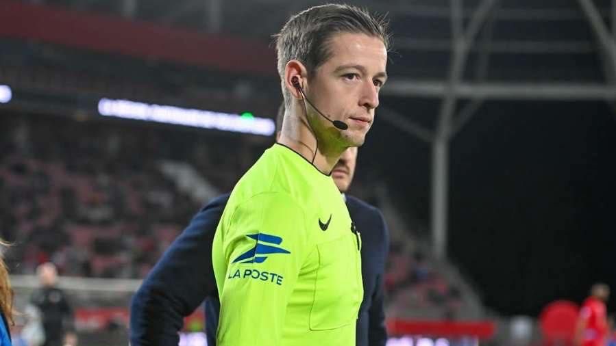 Záskok na lajně v obutí „kolegy“. Na zápas přišel jako divák a odešel jako hrdina