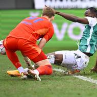 Útočník Jablonce Lamin Jawo skluzem zasáhl míč před olomouckým brankářem Janem Koutným a skóroval. Jenže gól neplatil, protože byl Jawo v ofsajdu. 