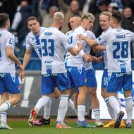 Fotbalisté Baníku se radují z gólu. 