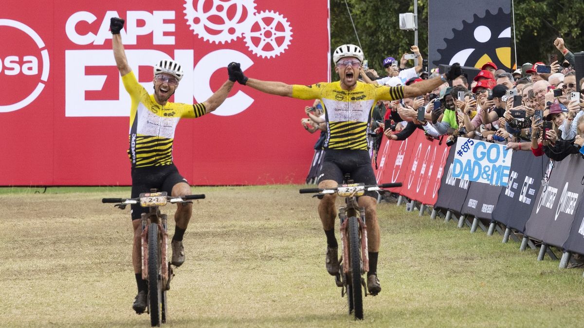 Legendární Švýcar potřetí ovládl Cape Epic. Český biker nedojel kvůli zranění parťáka