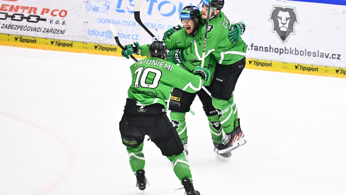 Dvě svatby a jeden pohřeb, Boleslav vstala z mrtvých. Kapitána vytočily hradecké oslavy