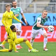 Petr Ševčík z Jablonce běží za míčem, Jiří Spáčil z Olomouce ho nezastavil. 