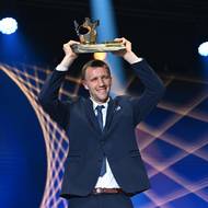 Tomáš Souček s trofejí pro vítěze ankety Fotbalista roku 2024