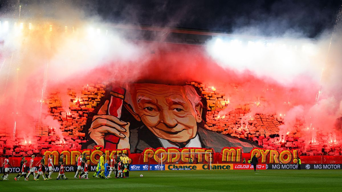 Marečku, podejte mi pyro a další skvosty. Čeští fanoušci sklízí chválu i za hranicemi