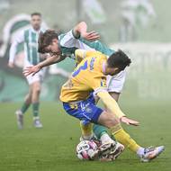Tvrdý souboj o míč mezi teplickým Josefem Švandou a Šimonem Černým z Bohemians. 