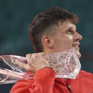 Devatenáctiletý Jakub Menšík slaví senzační triumf na turnaji Masters. Čtyřkilová trofej pochází z Lasvitu v Novém Boru.