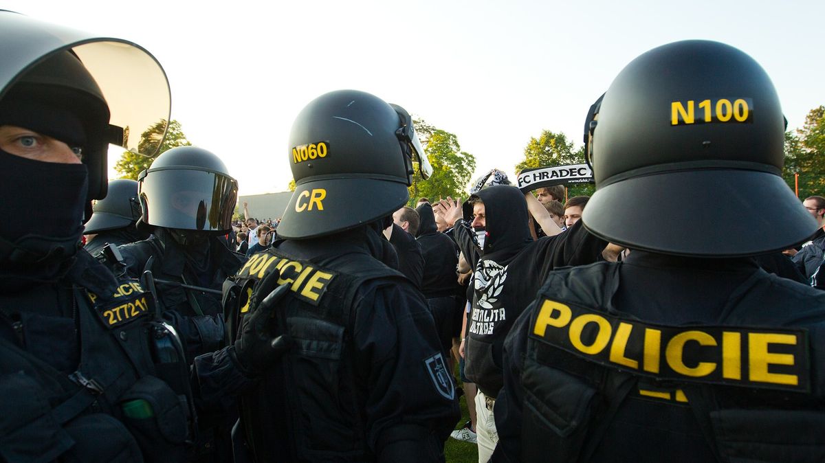 Policie obhajuje zásah proti fanouškům v Hradci. Klub vyčkává na kompletní vyjádření