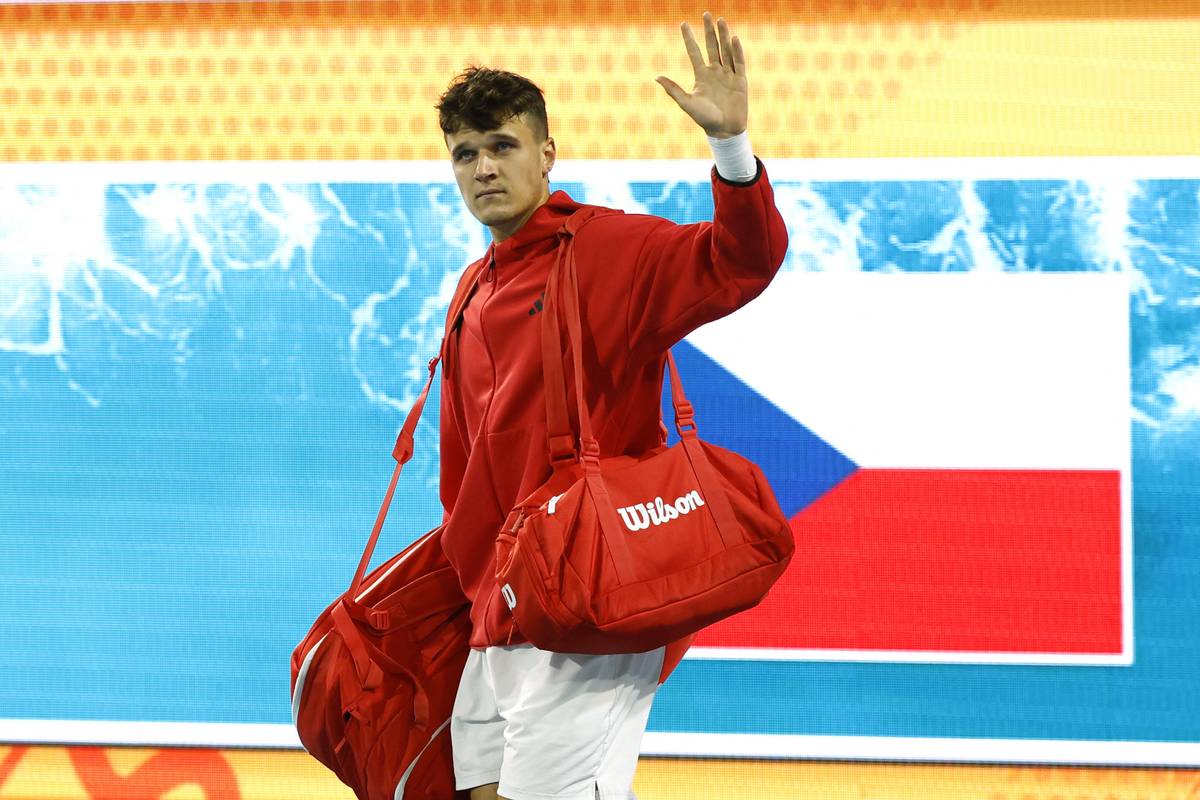 Jakub Menšík přichází na kurty. Řekl, že se cítil skvěle a že to byla jeho chvíle.