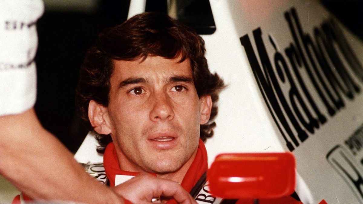 Vzpomínka na legendu. Fotbalový tým představil dresy na počest Ayrtona Senny