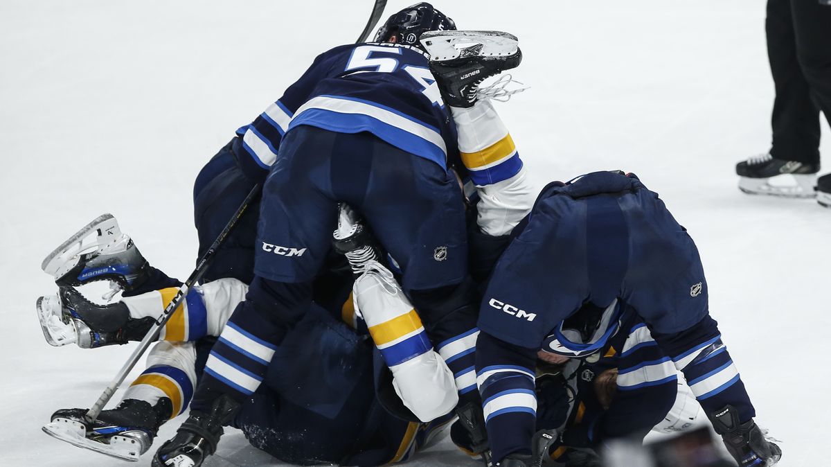 Velká mela v úvodu play off NHL! Rozhodčí rozdali sto trestných minut za 20 sekund