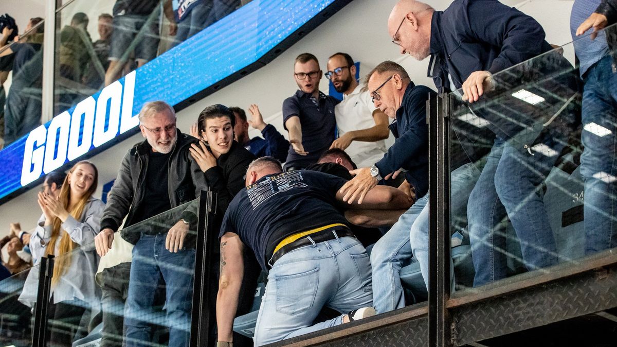 Slovensko řeší nehodu při play off. Fanoušek spadl z VIP sektoru
