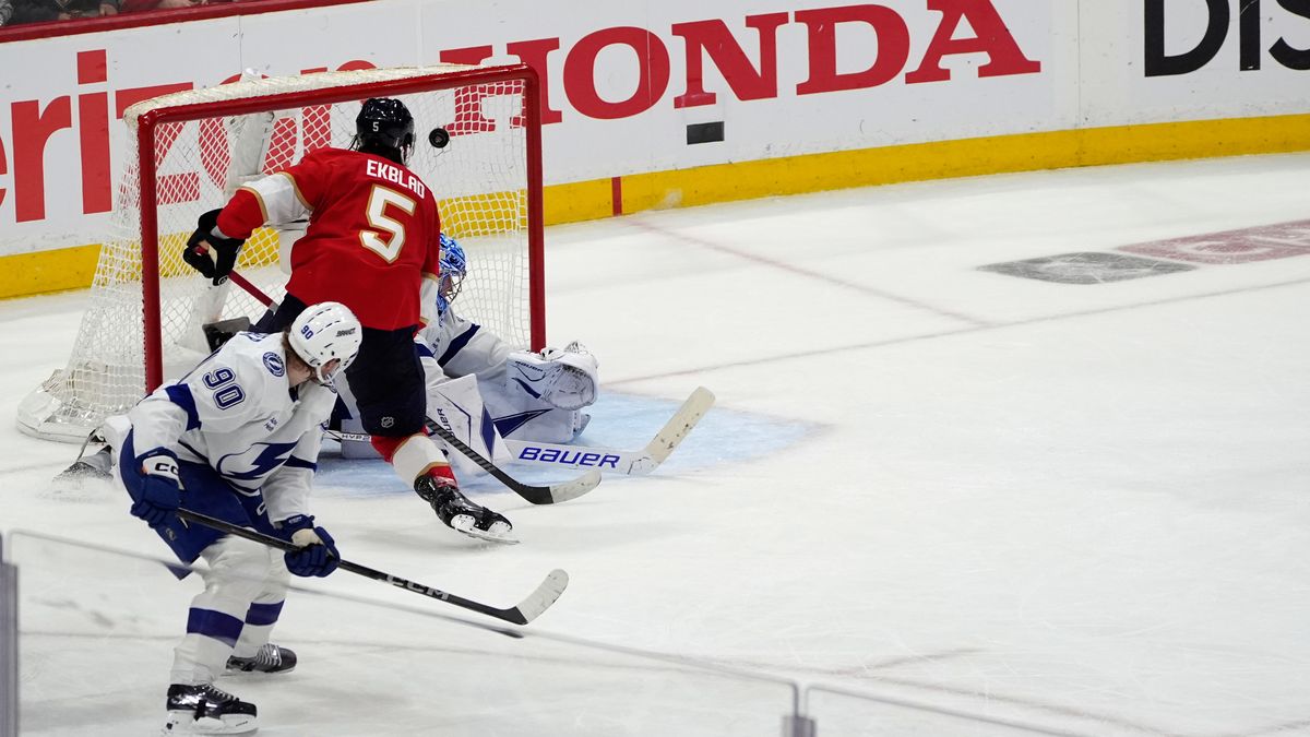Ztráta pro Floridu. NHL potrestala obránce Ekblada za úder loktem do hlavy
