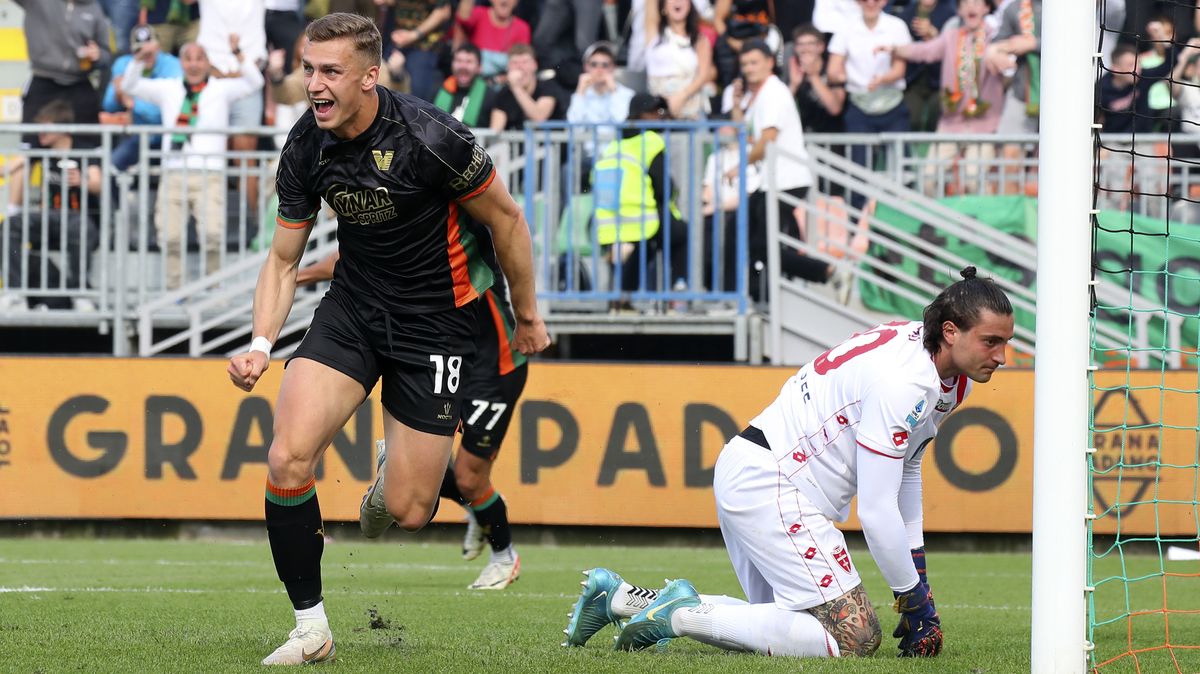 Filův hořkosladký zápas. Benátkám vystřelil výhru první brankou v Itálii, v závěru byl ale vyloučen