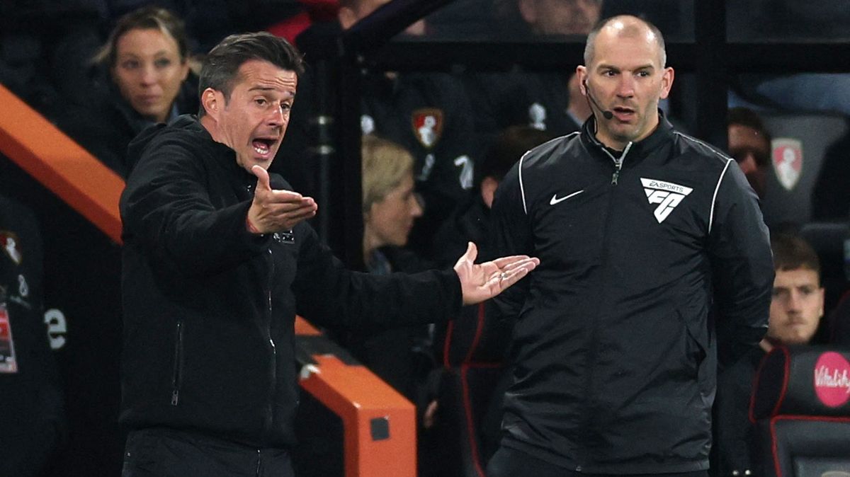 Bizarní scéna v Premier League. Rozhodčí vystřídal špatného hráče, trenér zuřil