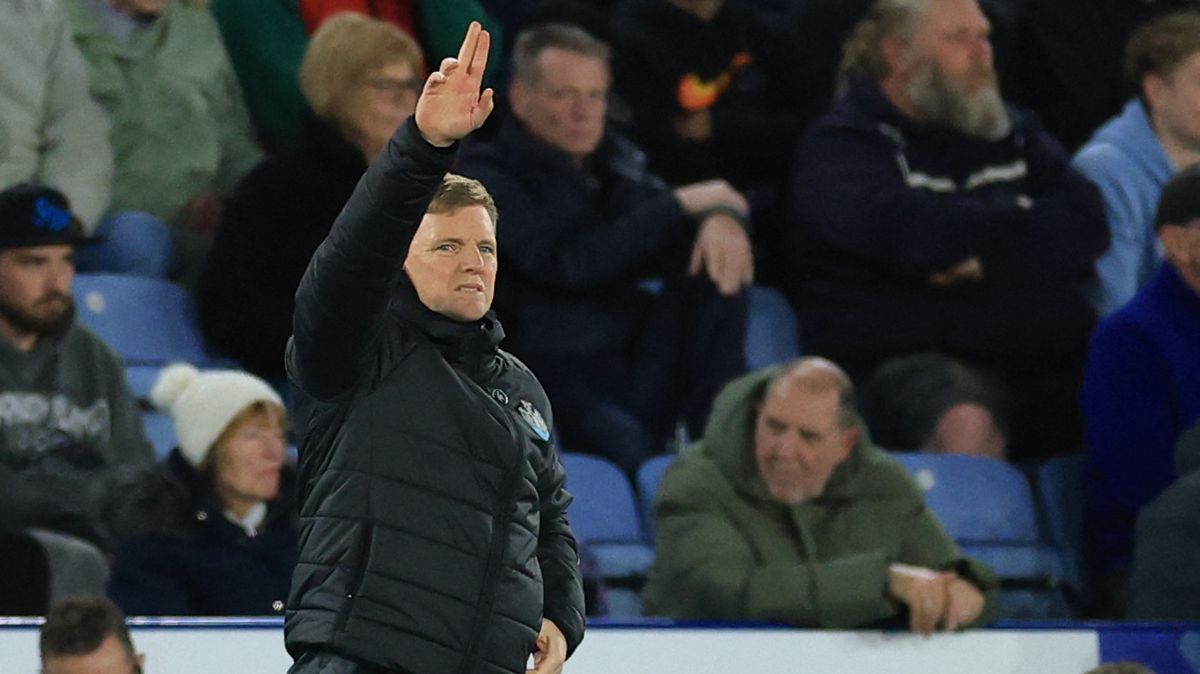 Newcastle povedou proti United asistenti. Howe byl převezen do nemocnice