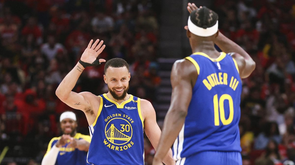 Dominanci favoritů narušilo jen Golden State výhrou v Houstonu