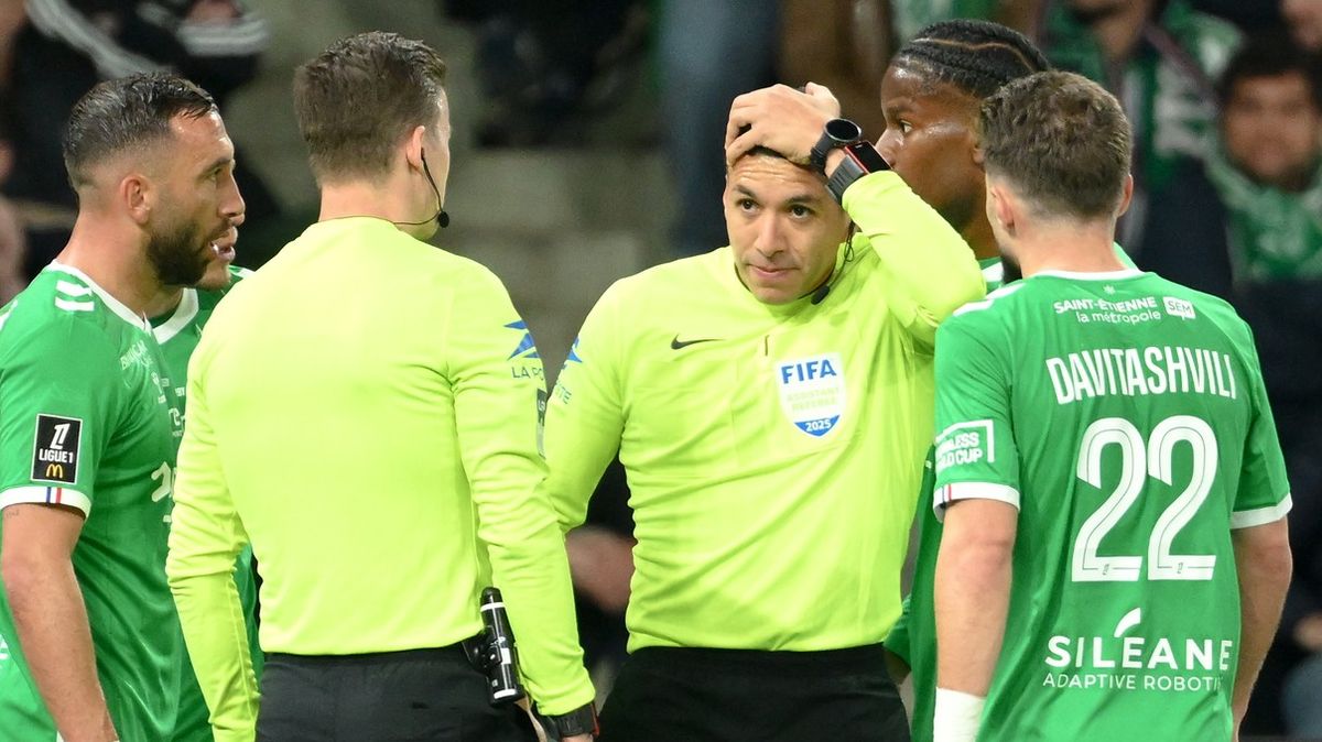 Drama ve Francii. Fanoušci při derby zasáhli rozhodčího mincí do hlavy