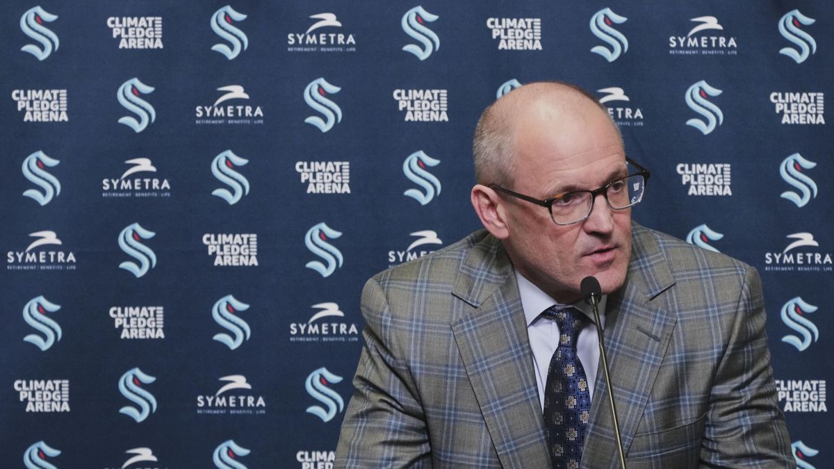 Seattle po nevydařené základní části NHL propustil trenéra Bylsmu