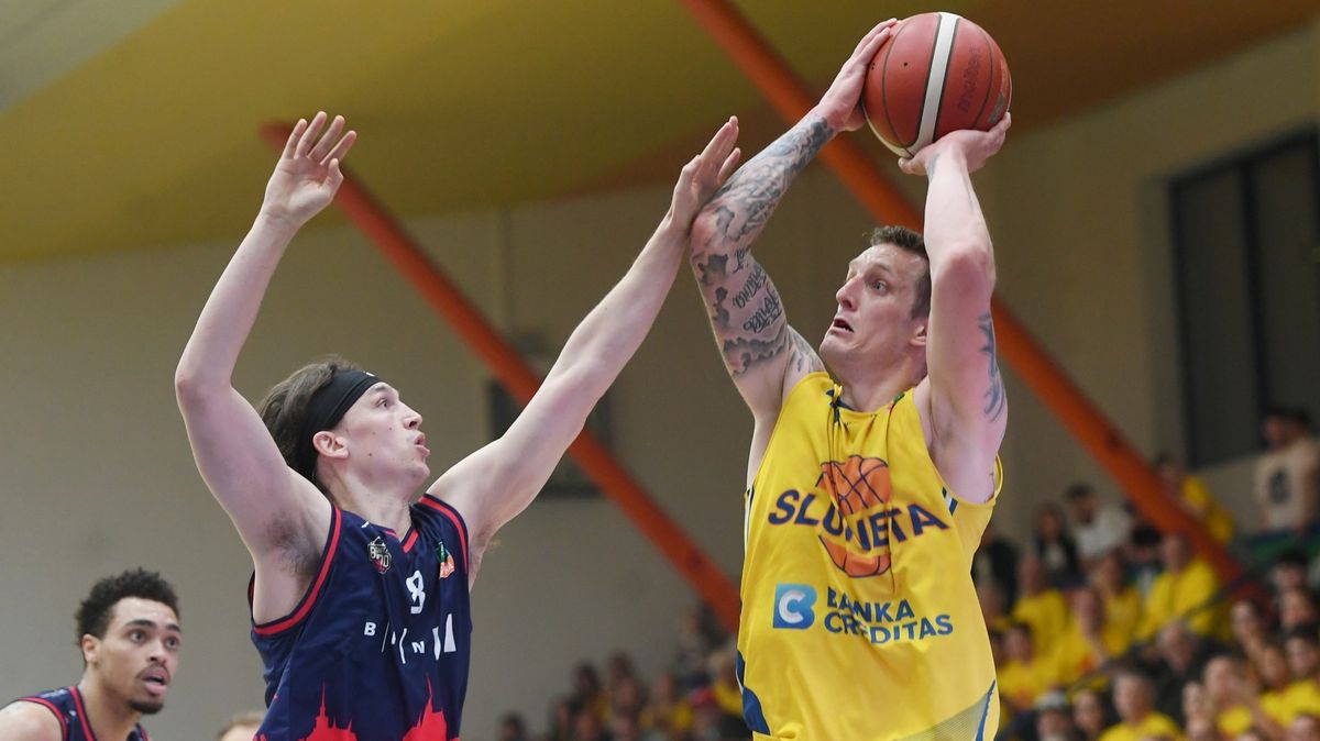 Písečtí basketbalisté odvrátili vyřazení, Brno si proti obhájcům stříbra připravilo mečbol