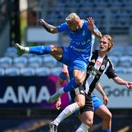 Zápas 1. kola nadstavby první fotbalové ligy - skupina o záchranu: Dynamo České Budějovice - FK Mladá Boleslav, v souboji domácí Emil Tischler (vpravo) a hostující Dominik Kostka