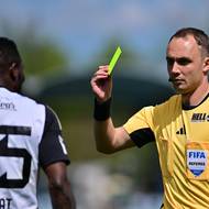 Zápas 1. kola nadstavby první fotbalové ligy - skupina o záchranu: Dynamo České Budějovice - FK Mladá Boleslav, Ubong Ekpai vidí žlutou kartu.