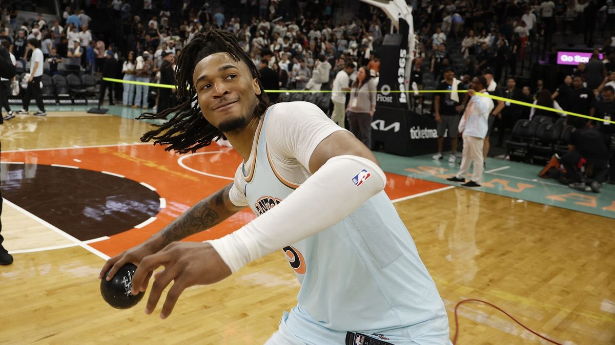 Podruhé v řadě se nováčkem roku NBA stal hráč San Antonia. Castle porazil spoluhráče Krejčího