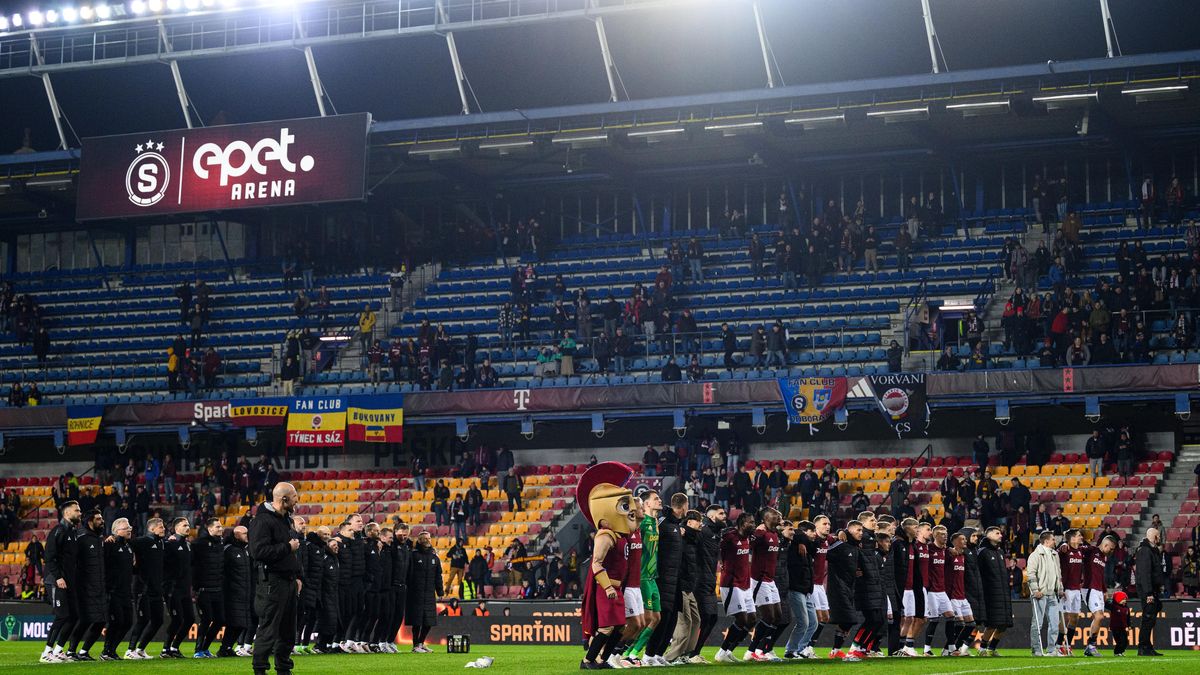 Ostudné scény na Letné. Fandové Sparty se mezi sebou poprali
