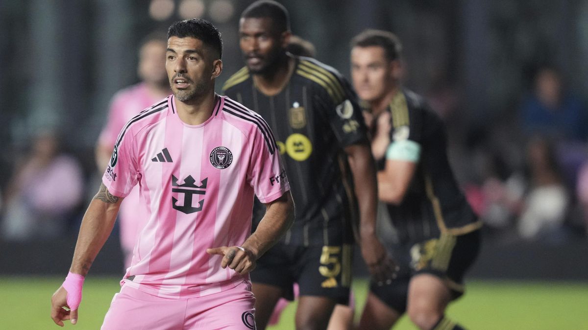 Pozor, kouše! Už zase. Suárez se tentokráte zahryzl do spoluhráče