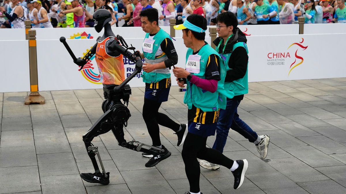 Poprvé v historii. Půlmaraton běželo s lidmi i 21 robotů