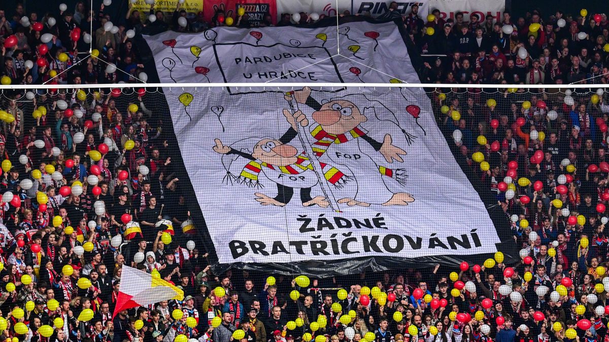 Hokej táhne i mimo stadiony. Fanoušci rivalských měst sledují derby na velkoplošných obrazovkách