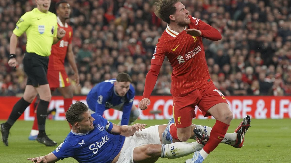 Děsivý faul hýbe Premier League. Viník nepochopitelně unikl vyloučení