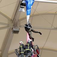 Parašutista přestupuje na záchrannou plošinu. Nic se mu nestalo, přesto byl z celé události otřesen.