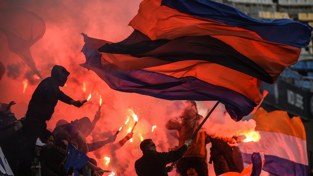 Záchrana se vzdaluje, francouzský tým potopili vlastní fanoušci